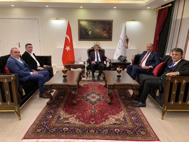 Van Vakfımızın Yönetim Kurlu Van’ a Yeni Atana Valimiz Sn. Mehmet Emin Bilmez’i Makamında Ziyaret Ederek Hayırlı Olsunda Bulundular.