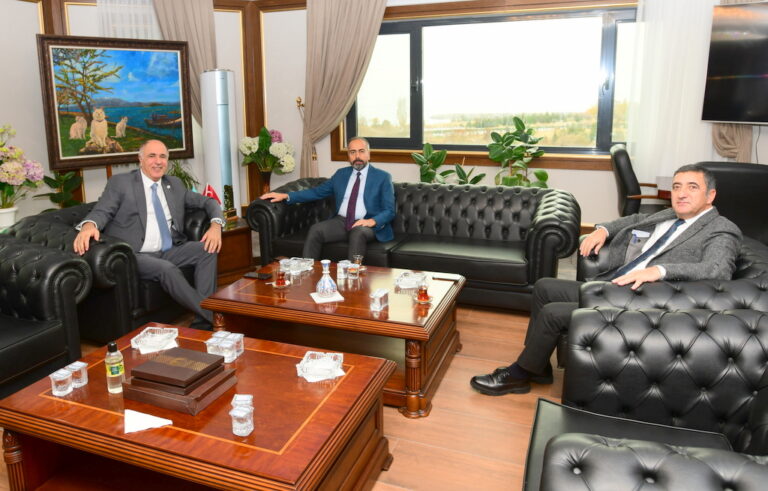 Van vakfi Başkanımız  Rektörümüz Prof.Dr. Sn.Hamdullah Şevli beyi makamında  ziyaret…